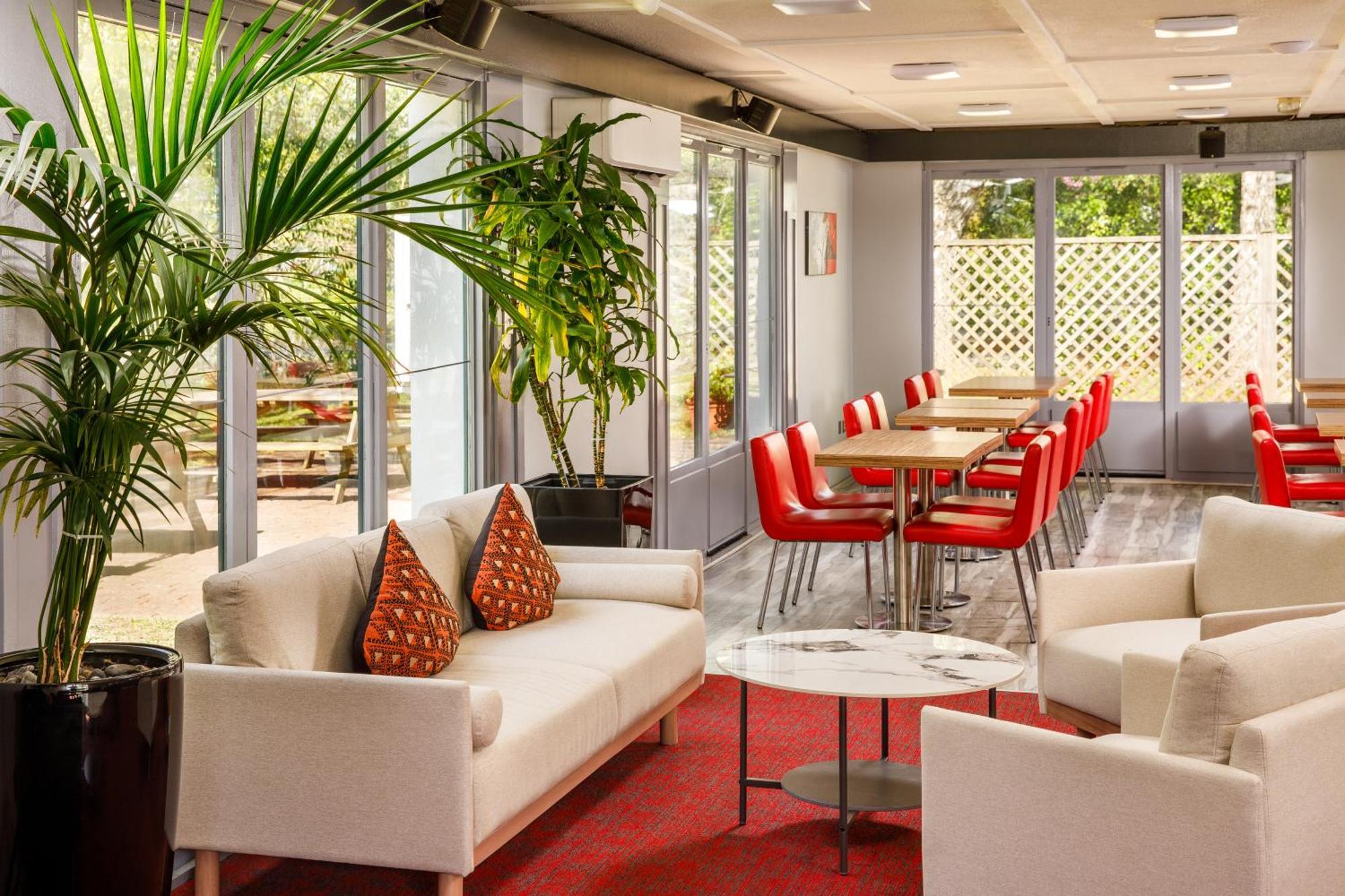 Ibis South Отель
